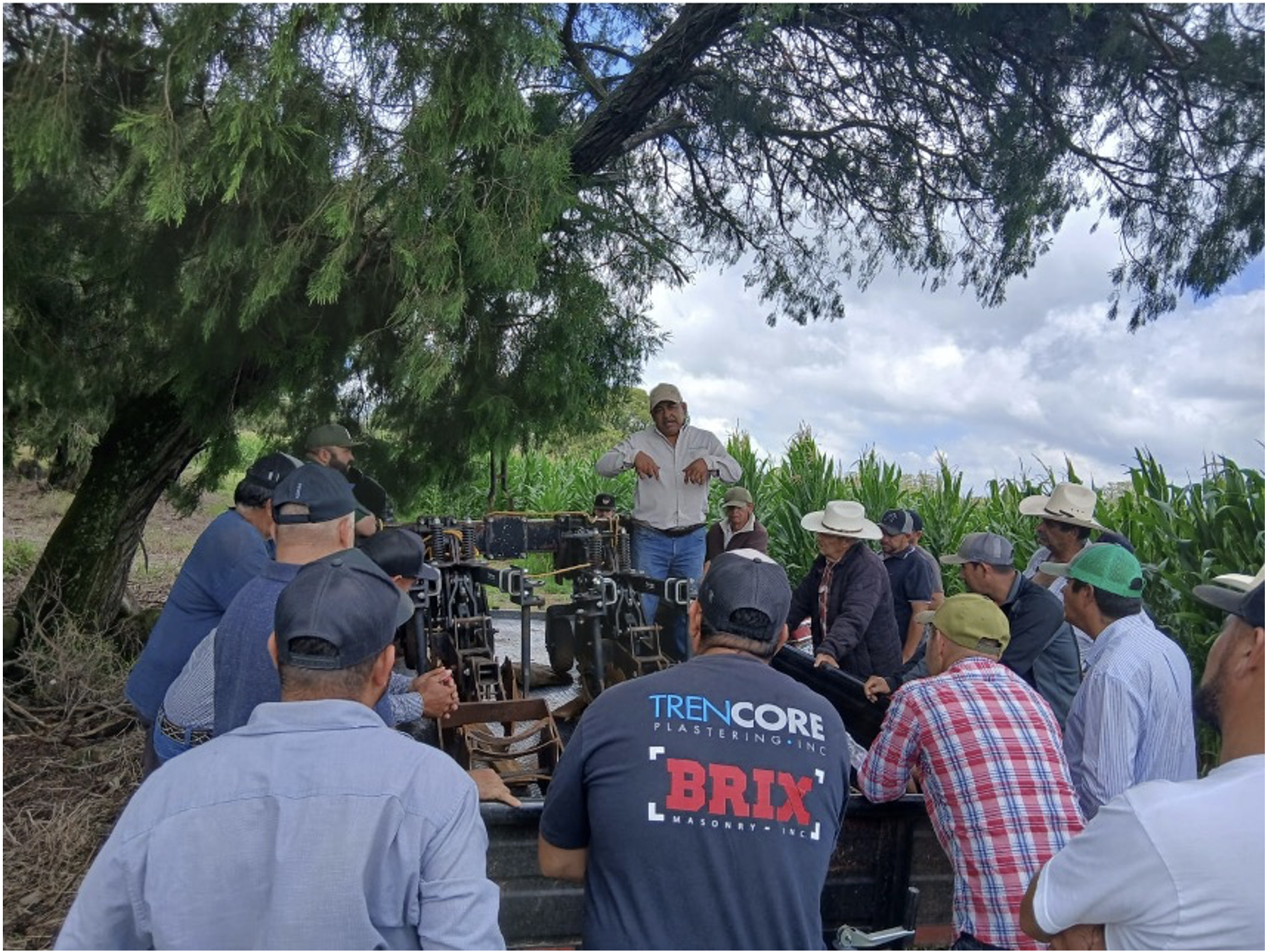 Productores de Jalisco reciben capacitación práctica en adaptación de sembradoras para siembra directa. (Foto: César Mora/CIMMYT)